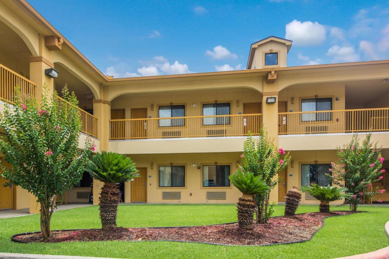 Americas Best Value Inn & Suites Tomball Esterno foto